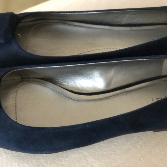Tahari Navy Blue Suede Flats Size 9 1/2 M - Picture 7 of 10